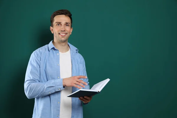 Retrato de maestro varón con libro sobre fondo de color. Espacio para texto — Foto de Stock