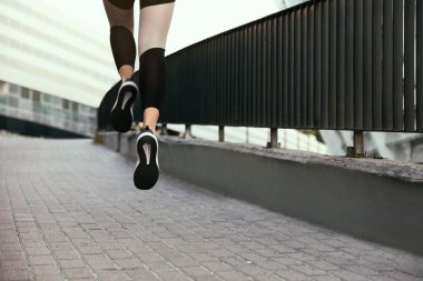 Sokakta koşan güzel sportif genç kadın, closeup