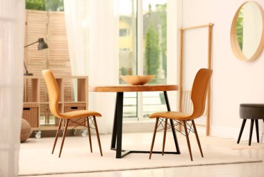 Masa ve sandalyeler ile modern yemek odası iç