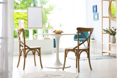Masa ve sandalyeler ile modern yemek odası iç