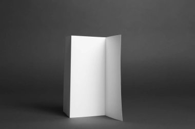 Koyu gri arka plan üzerine boş broşür. Tasarım için alay