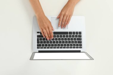 Açık arka planda modern dizüstü bilgisayar kullanan kadın, üst görünüm