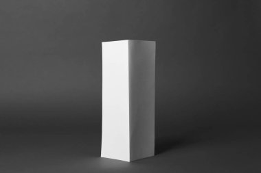 Koyu gri arka plan üzerine boş broşür. Tasarım için alay