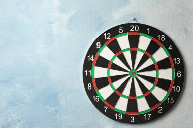 Açık mavi duvarda asılı dart tahtası. Metin için alan