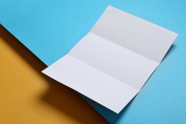 Renkli arka planda boş el ilanı. Tasarım için mockup