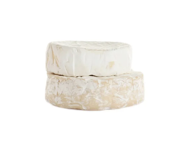 Lezzetli camembert ve brie peynirler beyaz izole — Stok fotoğraf