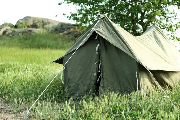 Zeltlager auf der grünen Wiese an einem sonnigen Tag. Raum für Text — Stockfoto