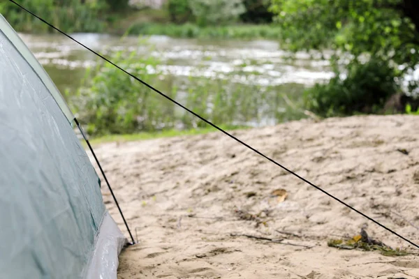 Moderna tenda da campeggio sulla riva del fiume. Spazio per testo — Foto Stock