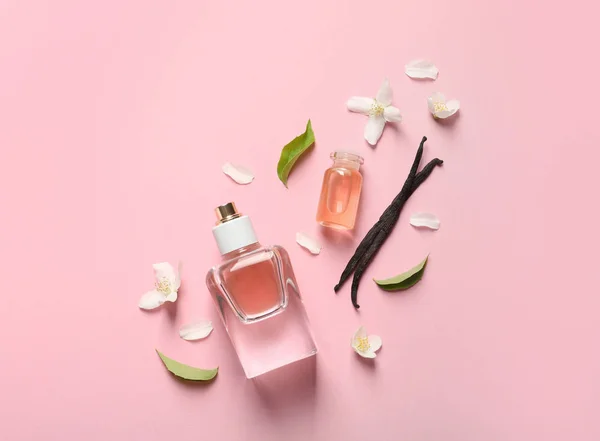 Composición plana con perfume elegante sobre fondo rosa — Foto de Stock