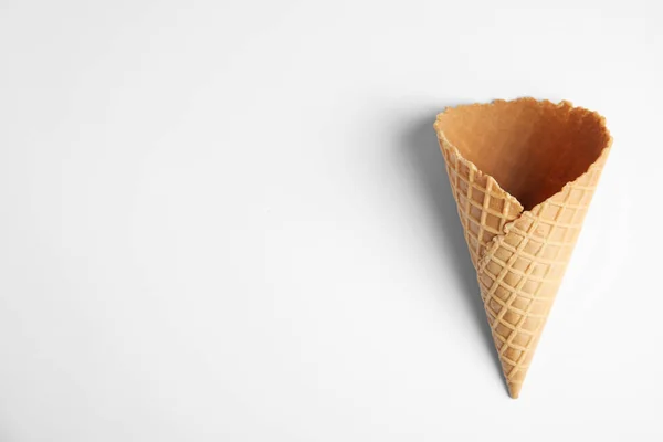 Prázdný kuželový kužel zmrzliny na bílém pozadí, pohled shora — Stock fotografie