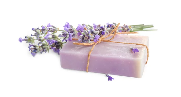 Barra de sabão feito à mão com flores de lavanda no fundo branco — Fotografia de Stock