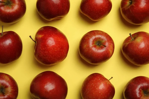 Composición plana con manzanas rojas jugosas maduras sobre fondo amarillo — Foto de Stock