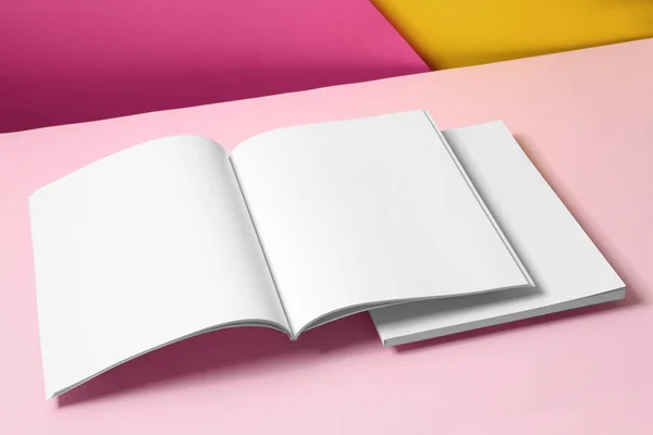 Puste strony książek na kolorowym tle. Makieta do projektowania — Zdjęcie stockowe