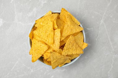 Kase gri masada lezzetli Meksika nachos cips ile, üst görünümü
