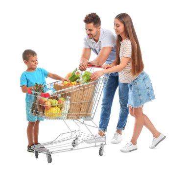 Beyaz arka plan üzerinde tam alışveriş sepeti ile mutlu aile