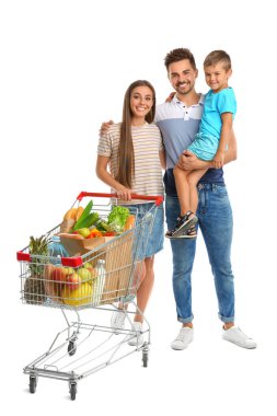 Beyaz arka plan üzerinde tam alışveriş sepeti ile mutlu aile