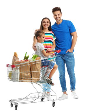 Beyaz arka planda alışveriş sepeti ile mutlu aile