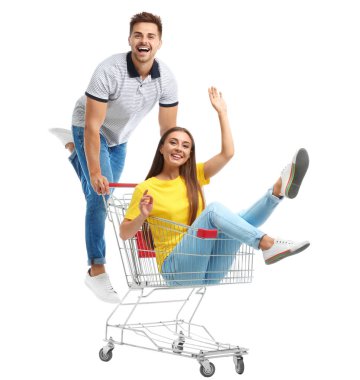 Beyaz arka planda alışveriş sepeti ile genç çift