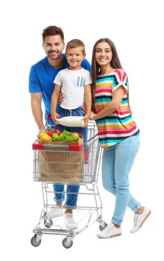 Beyaz arka planda alışveriş sepeti ile mutlu aile