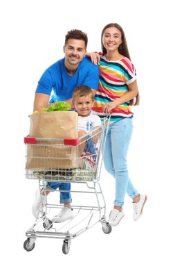 Beyaz arka planda alışveriş sepeti ile mutlu aile