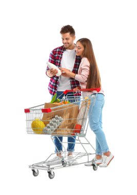 Beyaz arka plan üzerinde tam alışveriş sepeti ile genç çift
