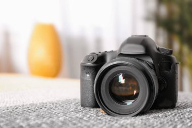 Bulanık arka plana karşı profesyonel dijital fotoğraf makinesi. Metin için alan