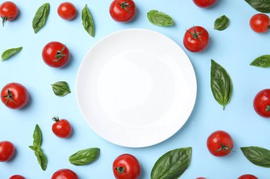 Açık mavi arka plan üzerinde taze salata malzemeleri ile Düz yatıyordu kompozisyon, metin için alan