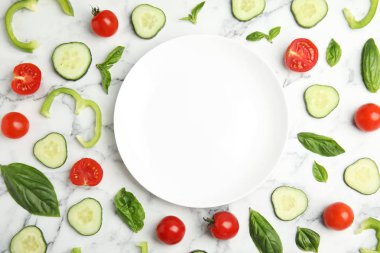 Beyaz mermer masa üzerinde taze salata malzemeleri ile Düz yatıyordu kompozisyon, metin için alan