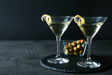 Siyah arka plan karşı gri masada lezzet ile Limon Damla Martini kokteyl Gözlük. Metin için alan
