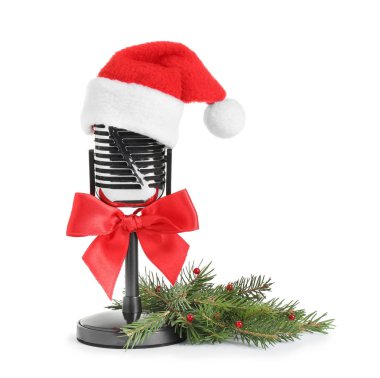 Santa şapkalı retro mikrofon beyaza izole edilmiş. Noel müzik konsepti