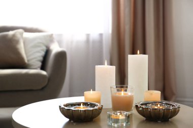 Odada masada dekoratif mumlar yakma