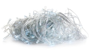 Beyaz arka planda Noel ışıkları dizesi