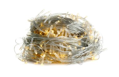 Beyaz arka planda Noel ışıkları dizesi