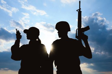Üniformalı askerler dışarıda devriye geziyor. Askerlik hizmeti