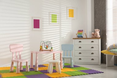 Oyuncaklar ve modern mobilyalar ile şık oyun odası iç