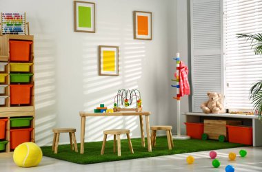 Ahşap masa ve tabureler ile şık oyun odası iç