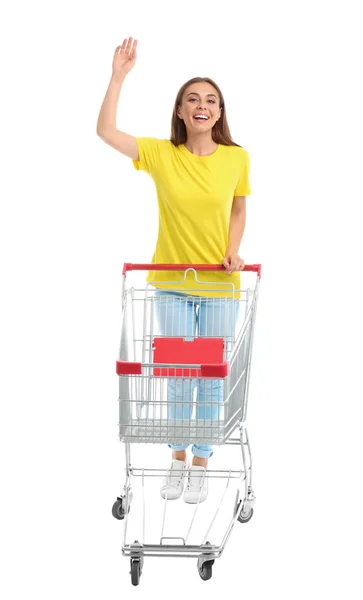 Beyaz arka plan üzerinde boş alışveriş sepeti ile genç kadın — Stok fotoğraf