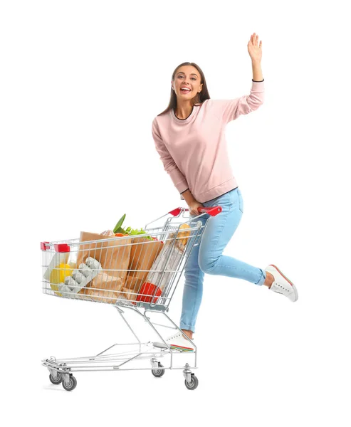 Beyaz arka plan üzerinde tam alışveriş sepeti ile genç kadın — Stok fotoğraf