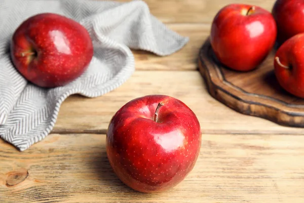 나무 테이블에 잘 익은 육즙 이 빨간 사과 — 스톡 사진