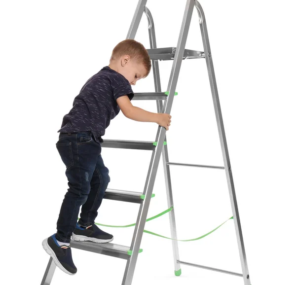 Litet barn klättrar upp stege på vit bakgrund. Fara hemma — Stockfoto