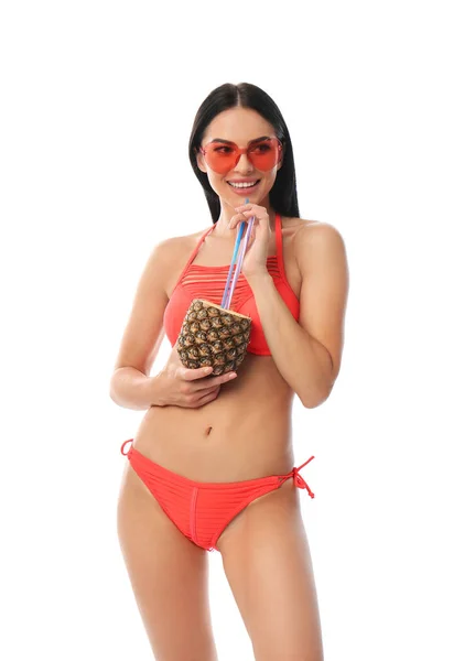 Mooie jonge vrouw in stijlvolle bikini met cocktail op witte achtergrond — Stockfoto
