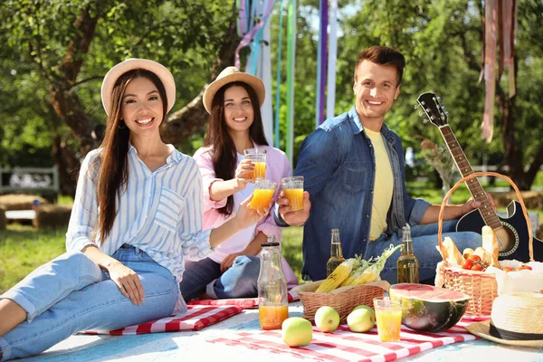 Giovani che si godono un picnic nel parco durante la giornata estiva — Foto Stock