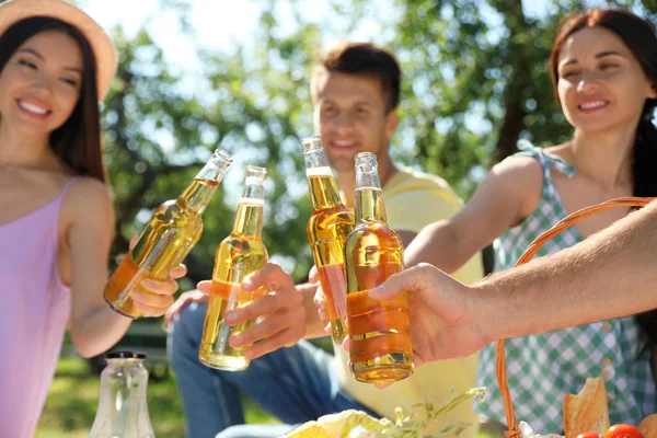 Jonge mensen genieten van picknick in Park op zomerdag — Stockfoto