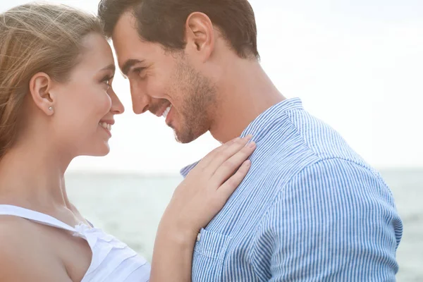 Feliz jovem casal passar tempo na praia do mar — Fotografia de Stock