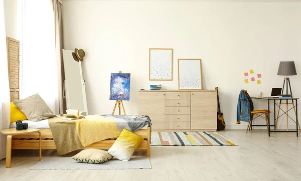 Stilvolle, moderne Zimmereinrichtung mit bequemem Bett — Stockfoto