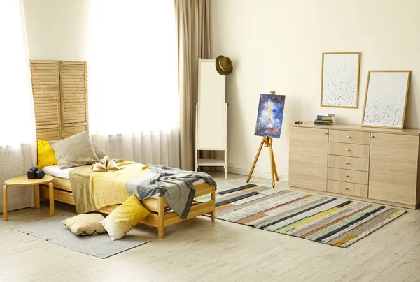 Stilvolle, moderne Zimmereinrichtung mit bequemem Bett — Stockfoto