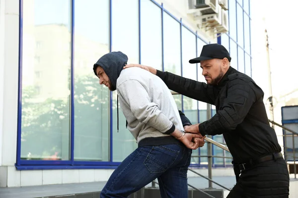 Polícia prende criminoso perigoso na rua — Fotografia de Stock