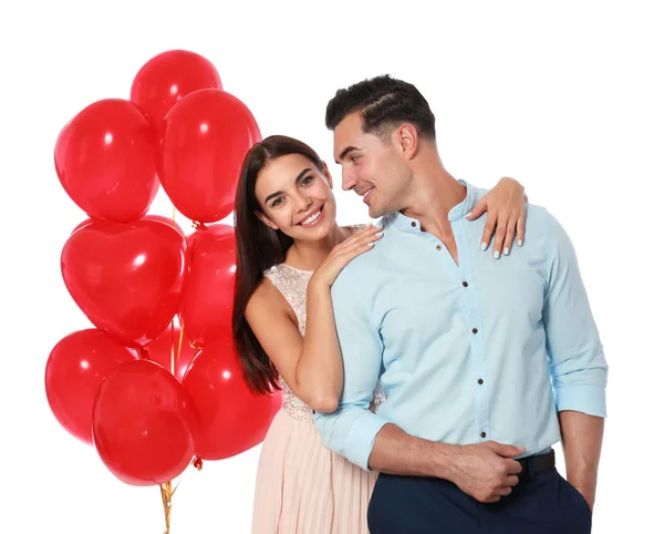 Schönes Paar mit herzförmigen Luftballons auf weißem Hintergrund — Stockfoto
