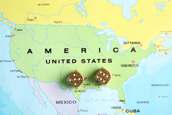 Złote kości w pobliżu USA na mapie świata, widok z góry — Zdjęcie stockowe