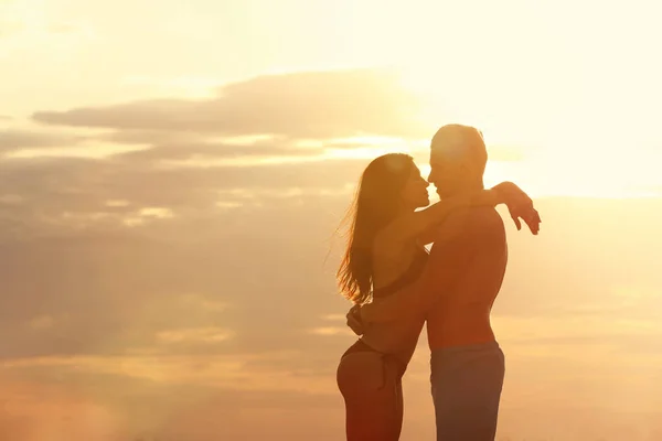 Mujer joven en bikini pasando tiempo con su novio en la playa. Hermosa pareja. — Foto de Stock